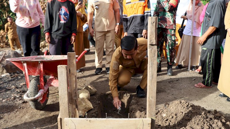 Wali Kota Parepare Salurkan Bantuan dan Letakkan Batu Pertama Rumah Korban Kebakaran Lumpue
