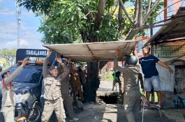 10 Tahun Berdiri di Atas Fasum, 25 PK5 Tamalanrea Bongkar Lapak Secara Mandiri