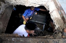 Gaya TSM Turun Langsung Pantau Pengerukan Drainase di Kawasan Masjid Taqwa