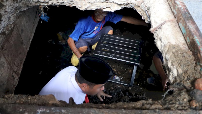 Gaya TSM Turun Langsung Pantau Pengerukan Drainase di Kawasan Masjid Taqwa