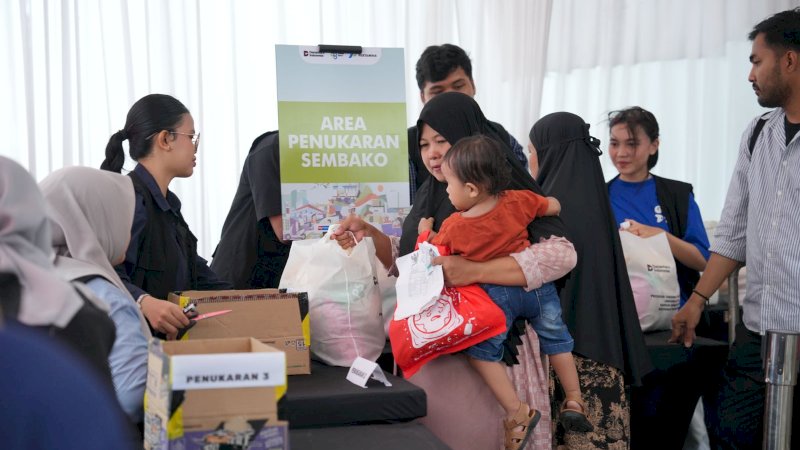 Pertamina Patra Niaga Regional Sulawesi melalui Integrated Terminal Makassar menggelar program pasar murah bagi masyarakat prasejahtera di Kecamatan Ujung Tanah, Makassar