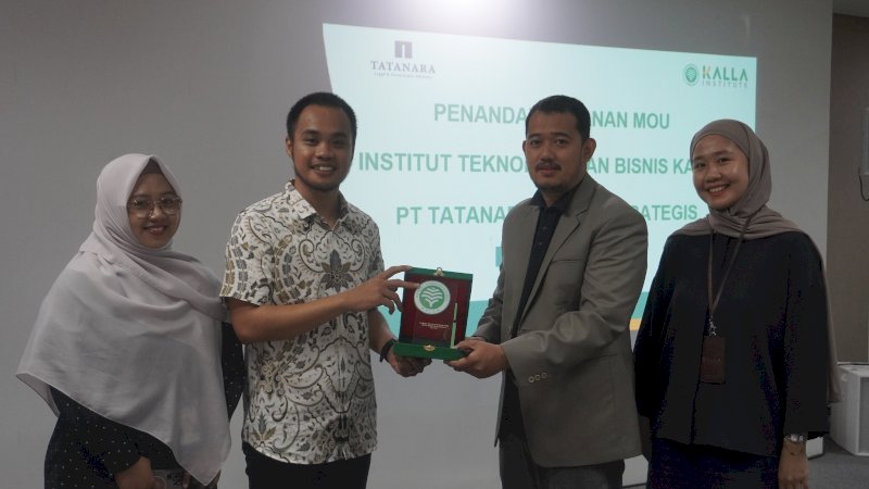 Wakil Rektor 1 Kalla Institute, Anhar Januar Malik, S.E., M.Sc dan Direktur PT Tatanara Logos Strategis, Ade Kurniawan, S.H. menandatangani nota kesepahaman (MoU) di ruang Auditorium Kalla Institute, beberapa waktu lalu.