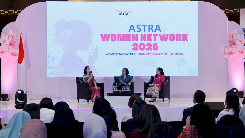 Wakil Menteri Pekerjaan Umum Diana Kusumastuti (keempat kanan), Chief Executive Officer Grab Indonesia Neneng Goenadi (ketiga kanan), Direktur Astra Gita Tiffani Boer (keempat kiri), Chief Group Executive Management and Development Astra Mariana Kokasih (kedua kiri), Chief of Corporate Affairs Astra Boy Kelana Soebroto (kedua kanan), Chief of Corporate Human Capital Development Astra Matilda Esther (kanan), Head of Astra Management Development Institute Astra Anton Johannes (kiri) dan Ketua Umum Perempuan Astra & CEO AstraPay Rina Apriana (ketiga kiri) dalam acara Astra Women Network 2026 yang berlangsung di Menara Astra, Jakarta, pada Selasa (12/5).