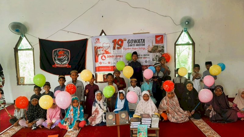Astra Motor Sulawesi Selatan (Asmo Sulsel) menggelar aksi sosial dengan menyalurkan bantuan perlengkapan pendidikan keagamaan kepada masyarakat di Kabupaten Gowa.