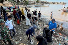 Jumat Bersih, Bupati Bantaeng Keliling dan Turun Langsung Bersihkan Lingkungan