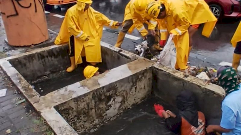 Satgas Drainase Diterjunkan Tangani Genangan di Sejumlah Ruas Jalan Makassar