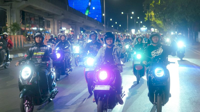 Ratusan pengguna Honda Scoopy memadati area Main Dealer Astra Motor Sulawesi Selatan dalam gelaran &ldquo;Scoopy Night Culture&rdquo;, sebuah kegiatan komunitas yang menggabungkan gaya hidup, kebersamaan, dan kampanye keselamatan berkendara.