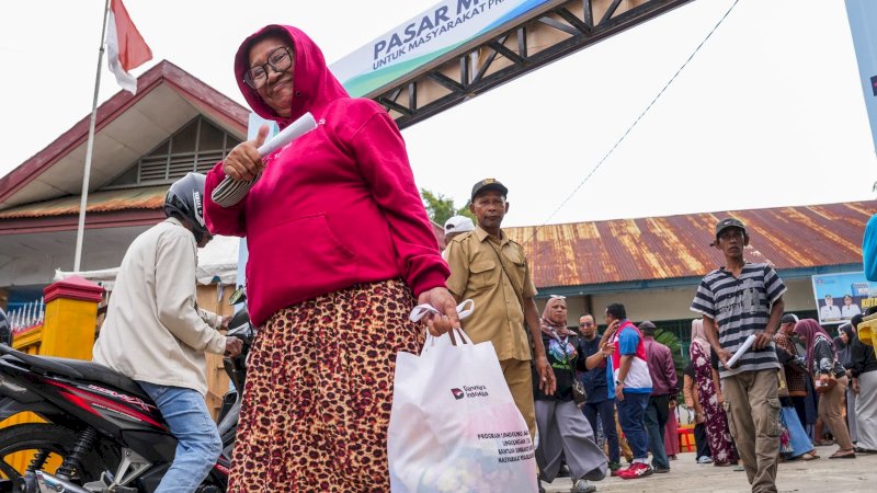 PT Pertamina Patra Niaga Regional Sulawesi melalui Integrated Terminal Kendari menggelar pasar murah dengan menyediakan 1.000 paket sembako bersubsidi bagi warga di sekitar wilayah operasional perusahaan.