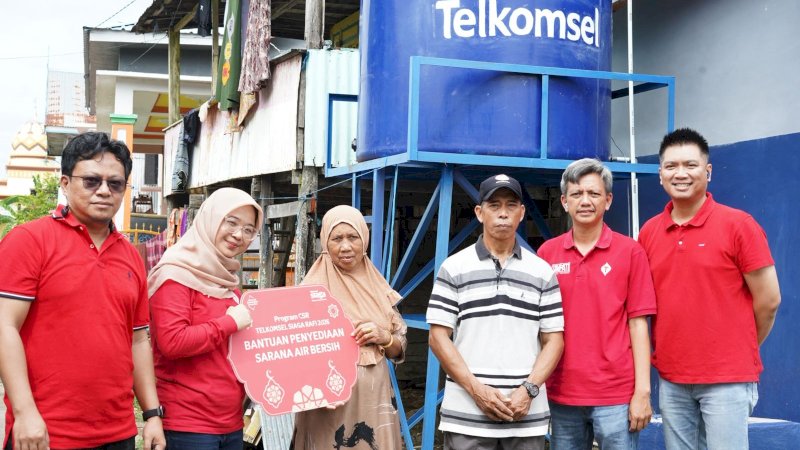 Telkomsel menghadirkan fasilitas sanitasi dan akses air bersih bagi masyarakat Dusun Parasengan Beru, Maros, melalui program CSR perusahaan.