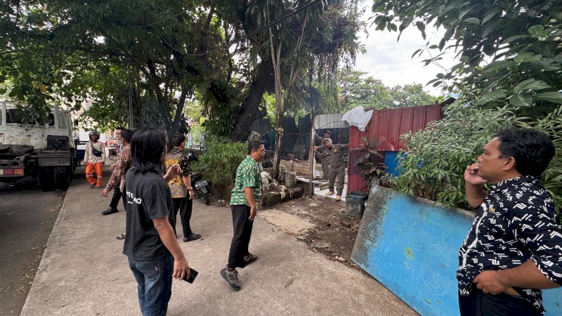 Seper Empat Abad Menempati Fasum dan Drainase, Pemkot Makassar Tertibkan Lapak di Jalan Kartini
