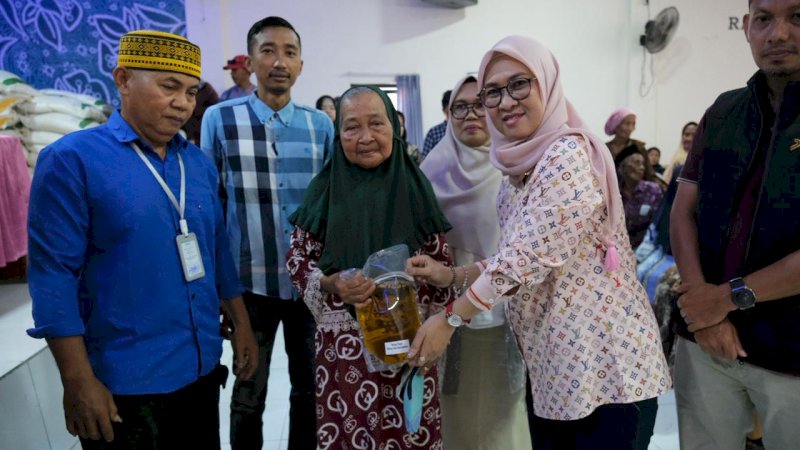 Pemkab Gowa-Bulog Salurkan Bantuan Pangan Ke Masyarakat Bontomarannu