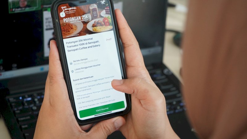 Seorang pengguna Kallafriends mengakses promo merchant pilihan di aplikasi. Mulai Mei 2026, lebih hemat berbelanja di merchant FnB, fashion, hingga lifestyle dengan diskon dan benefit lainnya.