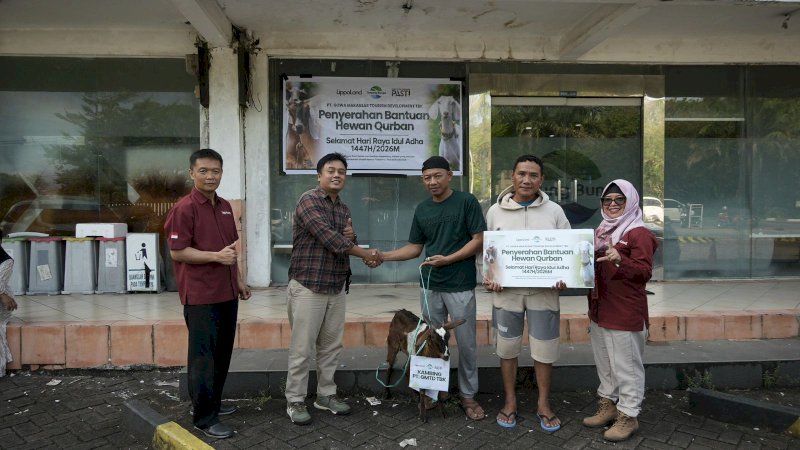 GMTD menyalurkan lima ekor kambing kurban kepada lima masjid di kawasan Tanjung Bunga, Makassar, yakni Masjid Nurul Iman, Masjid Jami&rsquo; Baiturrahman, Masjid Al Bilal, Masjid Nur Ilham, dan Masjid Nurul Insyaf