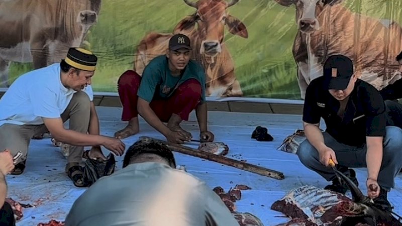 MaxOne Hotel & Resort Makassar memperingati Hari Raya Idul Adha 1447 Hijriah dengan menggelar Salat Idul Adha dan penyembelihan hewan kurban bersama masyarakat sekitar hotel, Kamis, 27 Mei 2026.