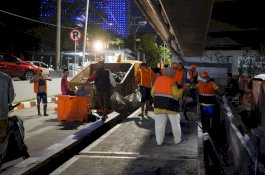Pemkot Makassar Bersihkan Sampah dan Drainase di Bawah Tol Pettarani