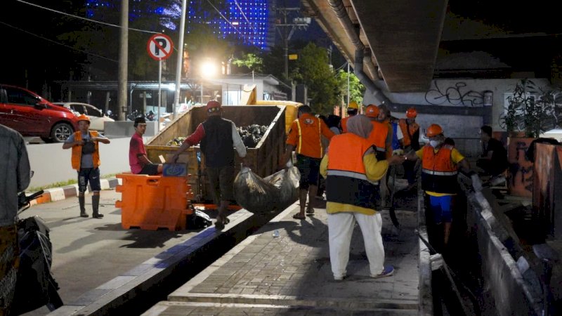 Pemkot Makassar Bersihkan Sampah dan Drainase di Bawah Tol Pettarani