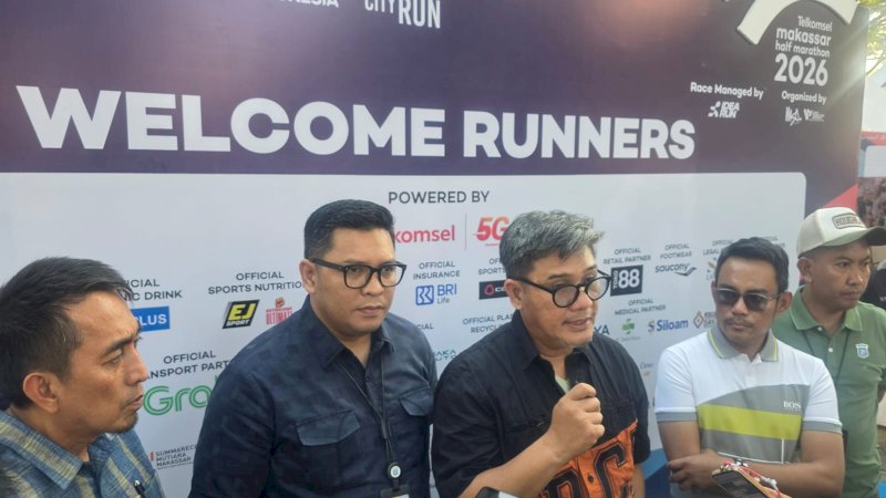 Direktur Utama Perumda Parkir Makassar Raya, Adi Rasyid Ali (tengah)