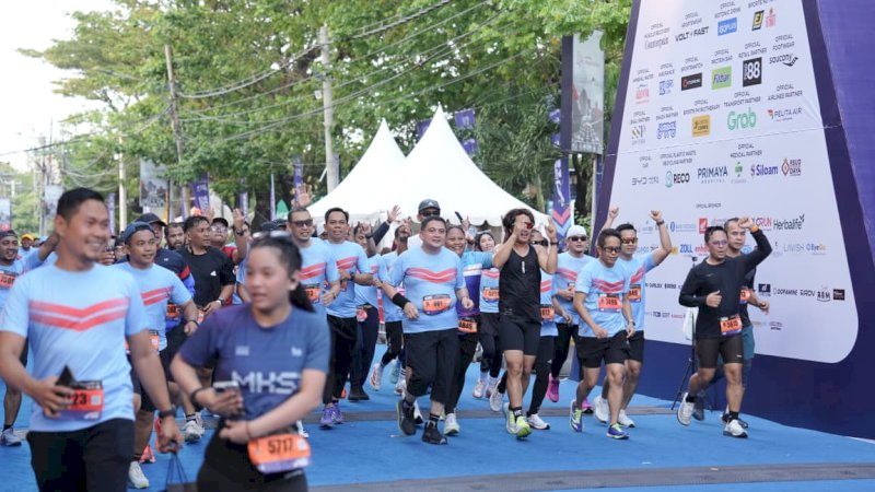 Lautan Manusia Padati Anjungan Losari Dalam Event Makassar Half Marathon 2026