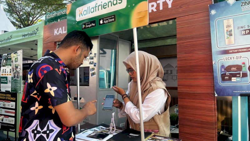 Caption: 

Crew Kallafriends menjelaskan ke salah seorang pengunjung terkait cara mengikuti aktivasi Kallafriends di Makassar Half Marathon (MHM), Pantai Losari, Jumat (29/5/2026).