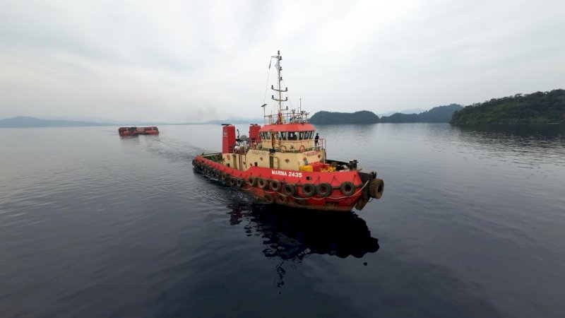 Chief Operating Officer (COO) Kalla Lines, Muhammad Naim bersama Chief Financial Officer (CFO) Kalla Translog, Sjaiful Kasim menerima secara simbolis tambahan 1 unit tgboat dan 2 unit barge dari PT National Marine Construction di Batam, beberapa waktu lalu.