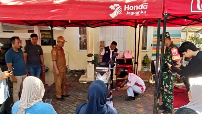 main dealer sepeda motor Honda untuk wilayah Sulawesi Selatan, Barat, Tenggara, dan Ambon tersebut menggelar kegiatan edukasi safety riding spesial bagi warga Kampung Pancasila di Kelurahan Pannampu, Kecamatan Tallo, Makassar, Sabtu (23/5/2026).