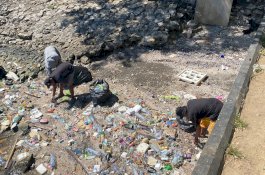 Pemkot Makassar Bersihkan Sampah yang Cemari Pantai Losari