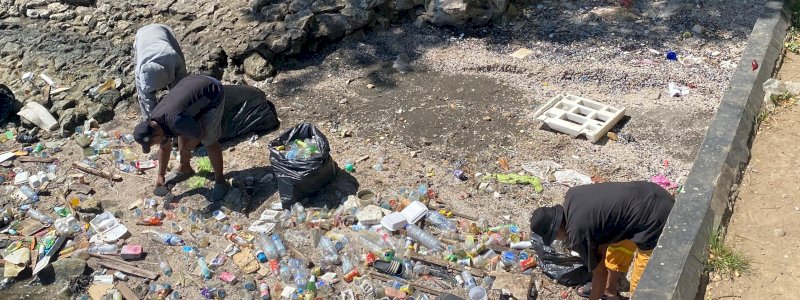 Pemkot Makassar Bersihkan Sampah yang Cemari Pantai Losari