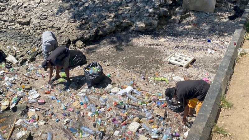 Pemkot Makassar Bersihkan Sampah yang Cemari Pantai Losari
