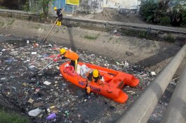 Pemkot Makassar Bersihkan Sampah di Kanal Bara-Baraya Timur