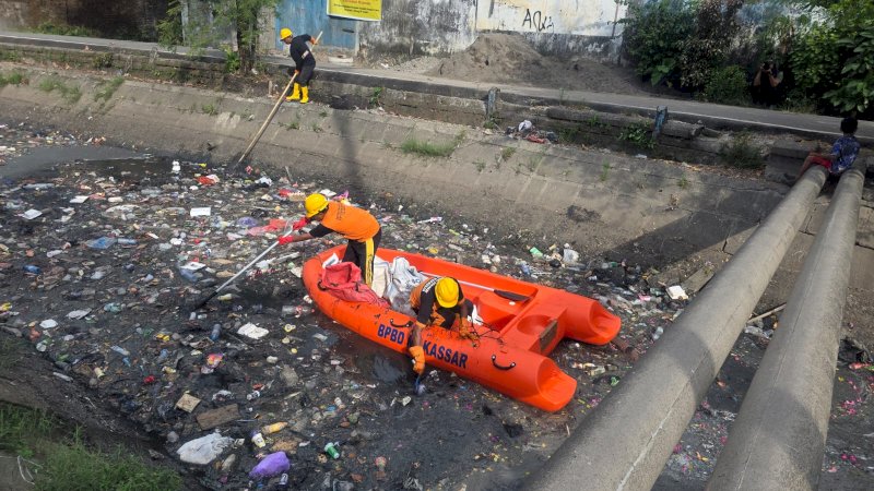 Pemkot Makassar Bersihkan Sampah di Kanal Bara-Baraya Timur
