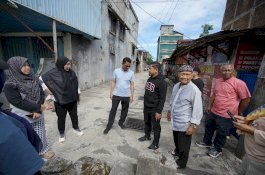 Keruk Drainase Dekat Pasar Labukkang, Wali Kota Turun Langsung Berdialog  Dengan Warga 