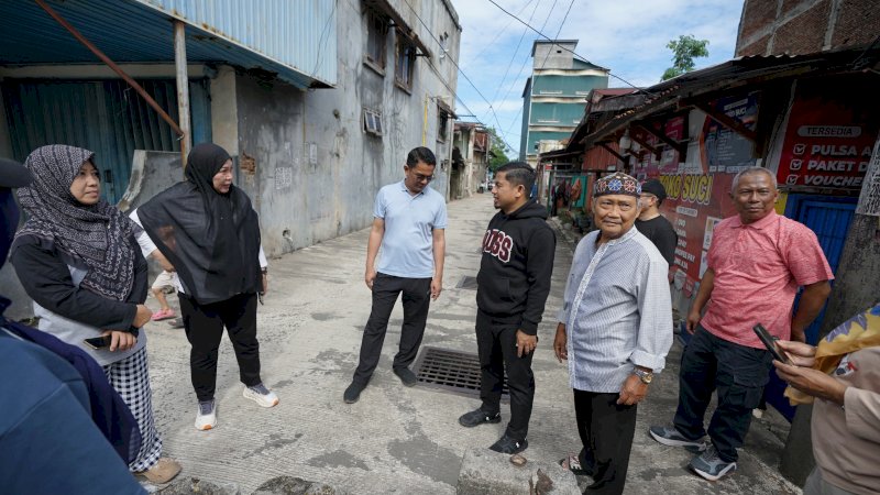 Keruk Drainase Dekat Pasar Labukkang, Wali Kota Turun Langsung Berdialog  Dengan Warga 