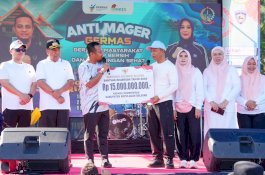 Gubernur Sulsel Andi Sudirman Serahkan Bantuan Keuangan Rp15 Miliar untuk Kepulauan Selayar