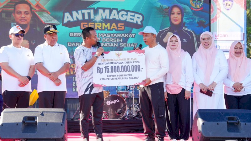 Gubernur Sulsel Andi Sudirman Serahkan Bantuan Keuangan Rp15 Miliar untuk Kepulauan Selayar