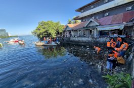 Pemkot Makassar Terjunkan Perahu Bersihkan Sampah di Laut Losari hingga Dermaga Kayu Bangkoa