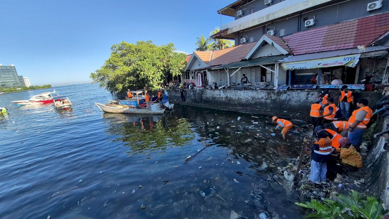 Pemkot Makassar Terjunkan Perahu Bersihkan Sampah di Laut Losari hingga Dermaga Kayu Bangkoa