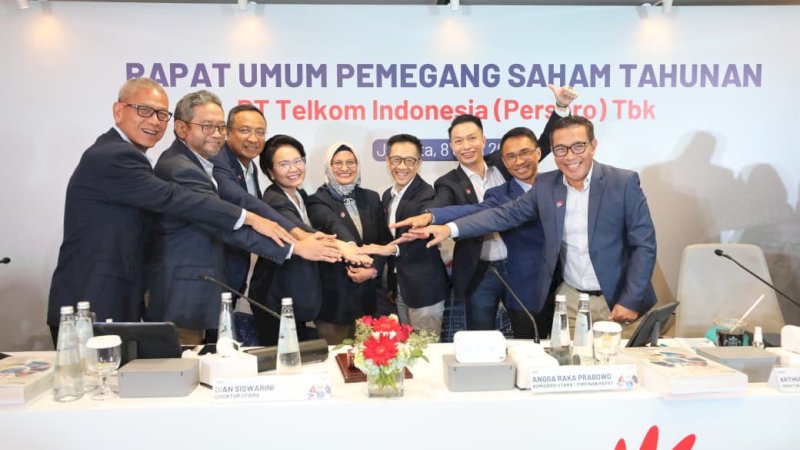  (Kiri-Kanan) Direktur Legal & Compliance Andy Kelana, Direktur Strategic Business Development & Portfolio Seno Soemadji, Direktur Network Nanang Hendarno, Direktur Enterprise & Business Service Veranita Yosephine, Direktur Utama Dian Siswarini, Direktur Human Capital Management Willy Saelan, Direktur Keuangan & Manajemen Risiko Arthur Angelo Syailendra, Direktur IT Digital Faizal R. Djoemadi, Direktur Wholesale & Internasional Service Budi Satria Dharma Purba usai agenda RUPS Tahunan tahun buku 2025 yang dilaksanakan secara daring di Jakarta, Senin (8/6).