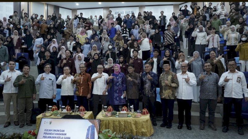 Lembaga Penjamin Simpanan (LPS) memperkuat kolaborasi dengan Universitas Hasanuddin (Unhas) melalui penandatanganan Perjanjian Kerja Sama (PKS) yang berfokus pada pengembangan kompetensi, penelitian, serta sosialisasi terkait fungsi, tugas, dan kewenangan LPS.