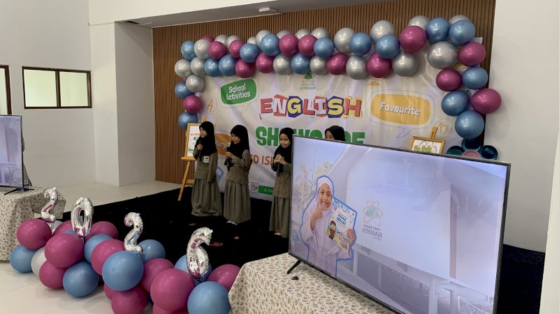 English Showcase 2026 akhirnya menjadi lebih dari sekadar panggung presentasi. Ia menjadi panggung yang memperlihatkan bagaimana SD Islam Athirah Bone sedang menyiapkan generasi masa depan yang percaya diri, komunikatif, berdaya saing global, sekaligus berakar kuat pada nilai-nilai Islam.