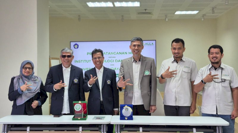 Caption:

Penandatanganan MoU oleh Rektor Institut Teknologi dan Bisnis Kalla, Syamril, S.T., M.Pd., bersama Rektor Universitas Handayani Makassar, Prof. Dr. Muhammad Yaumi, M.Hum., M.A di Kalla Institute, beberapa waktu lalu. Kolaborasi ini mencakup pelaksanaan Tri Dharma Perguruan Tinggi sekaligus meningkatkan kapasitas kelembagaan kedua institusi.
