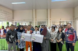 Perluas Inklusi Keuangan Sekolah, OJK dan Perbankan Bagikan Rekening SimPel di SMPN 2 Mamuju