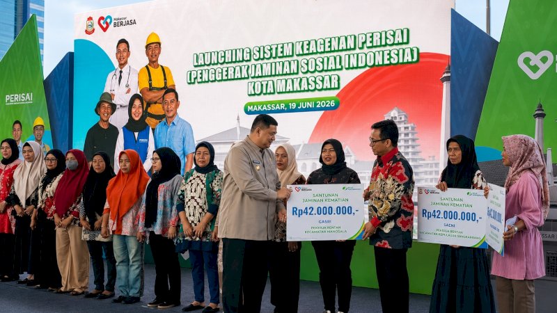 Wali kota Makassar Munafri Arifuddin bersama Direktur BPJS Ketenagakerjaan kota Makassar Syaiful Hidayat menyerahkan santunan kepada ahli waris 