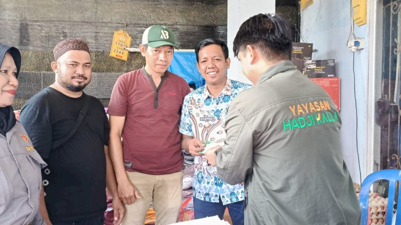 Tim Program Humanity and Environment Lembaga Amil Zakat (LAZ) Hadji Kalla menyerahkan bantuan berupa voucher belanja kepada warga pasca kebakaran yang terjadi di Jalan Angkasa/Jalan H. Kalla Lorong 1, Kelurahan Panaikang, Kecamatan Panakkukang, Kamis (18/6/2026).