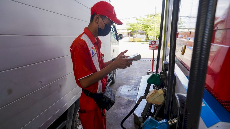 Pertamina Patra Niaga Regional Sulawesi resmi memperkuat sistem pengawasan penyaluran Bahan Bakar Minyak (BBM) bersubsidi di seluruh Stasiun Pengisian Bahan Bakar Umum (SPBU) di wilayah Kota Parepare.