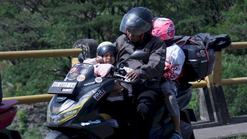 Astra Motor Sulawesi Selatan (Asmo Sulsel) selaku main dealer sepeda motor Honda di wilayah Sulawesi Selatan, Barat, Tenggara, dan Ambon, mengeluarkan imbauan tegas agar masyarakat tetap mengutamakan keselamatan berkendara (safety riding), khususnya saat membonceng anak-anak.