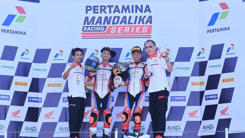 Di kelas Junior 250cc tim ART juga berhasil menambah koleksi dengan perolehan podium 3 oleh Nabil Sahzena (kedua dari kanan) saat race 1 hari sabtu. Lalu disusul oleh Azel Savero (ketiga dari kanan) yang juga sumbang podium dengan finish ke 2 hari minggu di kelas tersebut