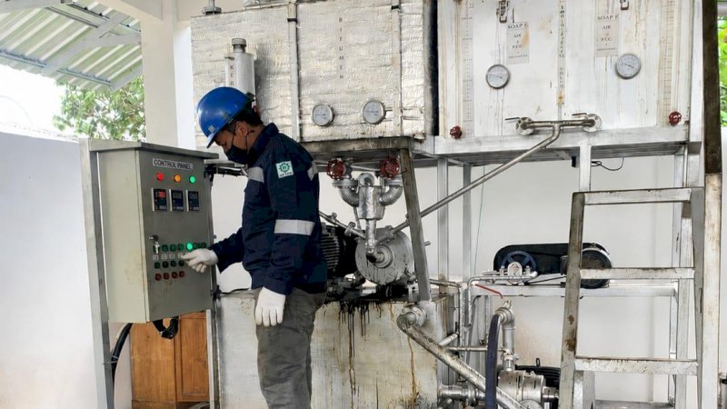 Seorang operator mengoperasikan mesin aspal emulsi di Pabrik Kalla Aspal Banjarmasin yang berlokasi di Jl. Belitung Darat, Kelurahan Kuin Cerucuk, Kecamatan Banjarmasin Barat, beberapa waktu lalu.