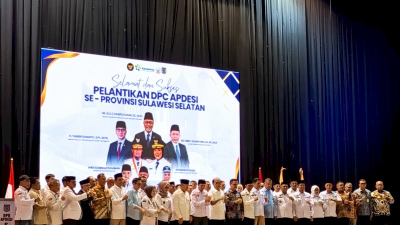 Menteri Koordinator Bidang Pangan RI Zulkifli Hasan memberikan sambutan pada pelantikan Pengurus APDESI Sulawesi Selatan di Balai Prajurit M. Yusuf, Makassar, Sabtu (4/7/2026), membahas Koperasi Desa Merah Putih dan Program Makan Bergizi Gratis.