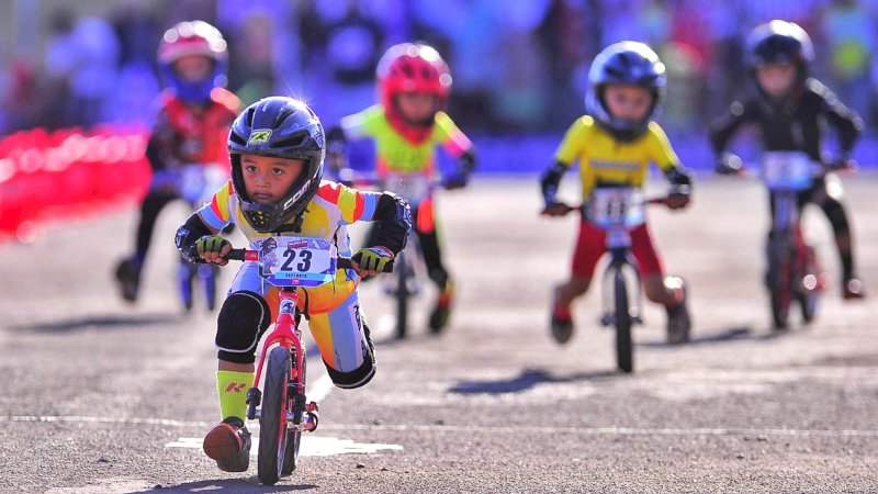 Sebanyak 171 rider usia dini dari berbagai penjuru tanah air berkumpul untuk adu kecepatan dalam ajang bergengsi Balance Bike Makassar Championship (BBMC) 2026.
