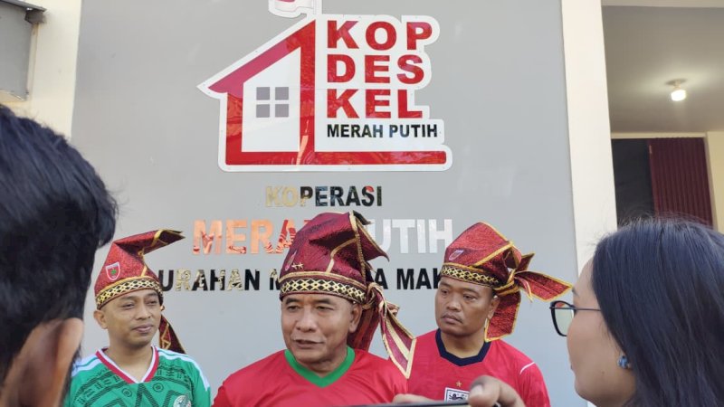 Pangdam Hasanuddin dan Jajaran Gelar Nobar Piala Dunia di Kantor Koperasi Merah Putih